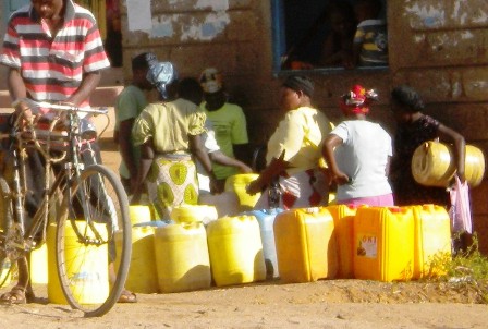 Women que at a water point in Kenya